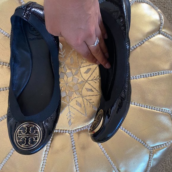 Tory Burch Black Patent Flats with Gold Logo - Picture 4 of 6